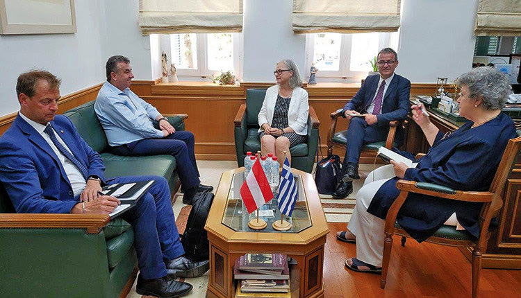 Συνάντηση  με τη νέα  Πρέσβη της Αυστρίας στην Ελλάδα Hermine Poppeller είχε ο περιφερειάρχης Κρήτης Σταύρος Αρναουτάκης παρουσία του Προξένου της Αυστρίας Christoph Reitinger και της Προξένου στην Κρήτη Ροσβίτας Μπαντουβά