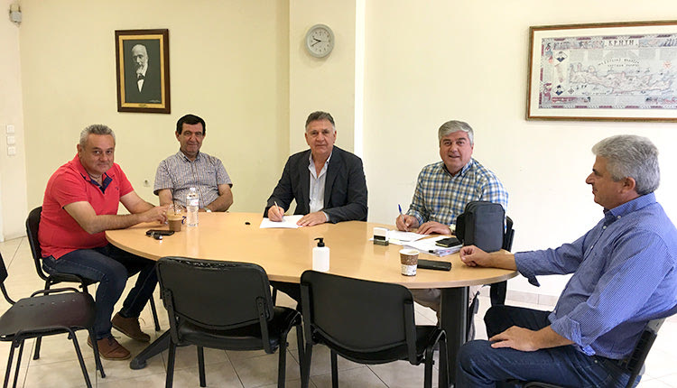 H σύμβαση για το έργο «Βελτίωση δρόμου Γαρίπα - Ίνι» υπογράφτηκε μεταξύ του Δήμαρχου Μινώα Πεδιάδας κ. Μανώλη Φραγκάκη και του εκπροσώπου της αναδόχου εταιρείας