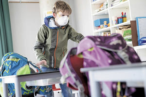 παιδιά που πάνε στο σχολείο με Covid-19