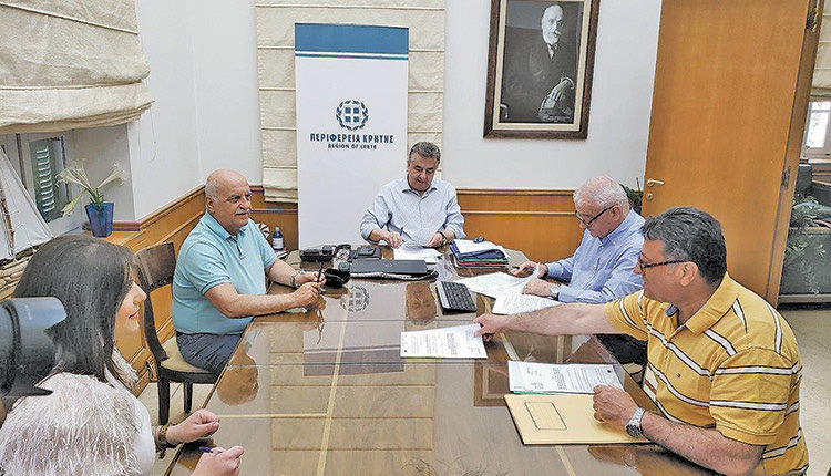 Σύμβαση ύψους 55.000 ευρώ συνυπέγραψαν ο Περιφερειάρχης Σταύρος Αρναουτάκης και ο Πρόεδρος της Ένωσης Καταναλωτών Κρήτης Νίκος Τζανάκης