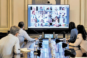 Τηλεδιάσκεψη με  τους εκπαιδευτικούς που συμμετείχαν στα μαθήματα  της εκπαιδευτικής τηλεόρασης είχε χθες ο πρωθυπουργός, κ. Κυριάκος Μητσοτάκης.