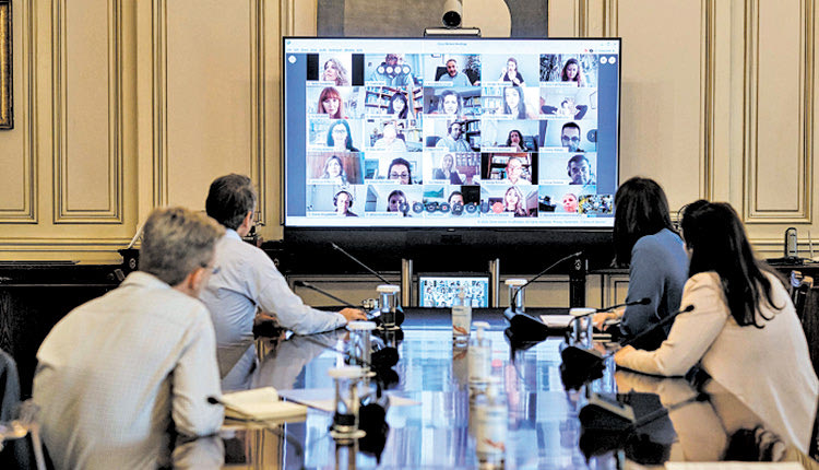 Τηλεδιάσκεψη με  τους εκπαιδευτικούς που συμμετείχαν στα μαθήματα  της εκπαιδευτικής τηλεόρασης είχε χθες ο πρωθυπουργός, κ. Κυριάκος Μητσοτάκης.