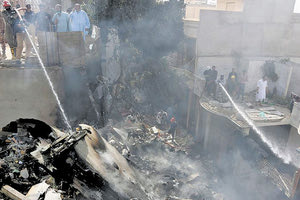 οι εικόνες αεροσκάφους των Διεθνών Πακιστανικών Αερογραμμών, το οποίο συνετρίβη σε κατοικημένη περιοχή του Καράτσι στο Πακιστάν