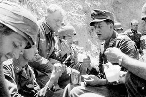 Όταν οι «επίλεκτες» γερμανικές δυνάμεις των αλεξιπτωτιστών επιβιβάζονταν στα αεροπλάνα για να κατέλθουν στην Κρήτη, φωτογραφίζονταν με την έπαρση στα πρόσωπά τους, εκείνη του «ανίκητου» στρατού.