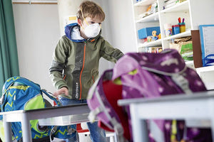 μαθητής με μάσκα