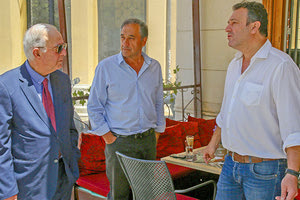 ο δήμαρχος Ηρακλείου κ. Β. Λαμπρινός περπάτησε στο κέντρο του Ηρακλείου και συνομίλησε με καταστηματάρχες και δημότες