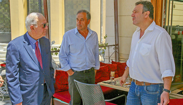 ο δήμαρχος Ηρακλείου κ. Β. Λαμπρινός περπάτησε στο κέντρο του Ηρακλείου και συνομίλησε με καταστηματάρχες και δημότες