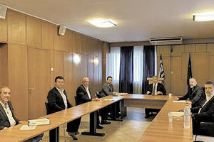 Ο Υπουργός Αγροτικής Ανάπτυξης Μάκης Βορίδης παρουσία εκπροσώπων αμπελοκαλλιεργητών από την Κρήτη