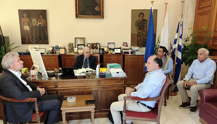 Ο διευθύνων σύμβουλος του Οργανισμού Ανάπτυξης Κρήτης (Ο.Α.Κ.) κ. Άρης Παπαδογιάννης με το δήμαρχο Ηρακλείου Β.Λαμπρινό