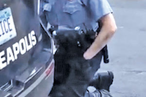 βίαιος θάνατς Αφροαμερικανού, στη Μινεσότα όταν ο αστυνομικός τον ακινητοποιεί στο έδαφος με το γόνατό του στον λαιμό του συλληφθέντα. 