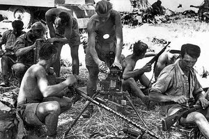 Η φωτογραφία της ημέρας: Κρήτη, Μάιος 1941. Γερμανοί αλεξιπτωτιστές καθαρίζουν τα όπλα τους.