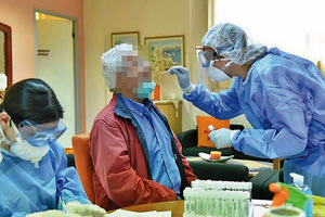 Κλιμάκιο του ΕΟΔΥ με κινητές μονάδες, που πραγματοποιούν διαγνωστικά τεστ για κοροναϊό