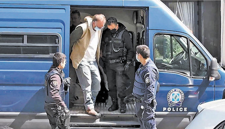 εκτός των φυλακών, ο πρώην προπονητής παιδικών τμημάτων μπάσκετ Νίκος Σειραγάκης, ο οποίος έχει καταδικαστεί για 36 περιπτώσεις ασέλγειας σε βάρος ανηλίκων παιδιών.