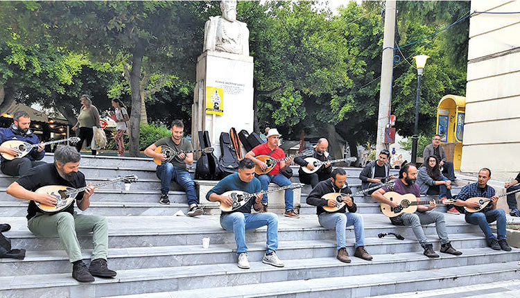 Γέμισαν το Ηράκλειο με νότες... διαμαρτυρίας: Δεξιοτέχνες του μπουζουκιού στην πλατεία Δασκαλογιάννη