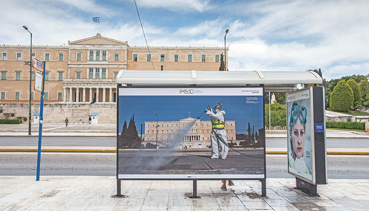 Μια δημοσιογραφική καταγραφή του iMEdD αφιερωμένη σε όλους όσοι μένουν «παρόντες» σε μια ανέπαφη εποχή