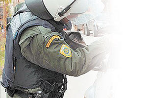 Η κατ’ οίκον έρευνα με καλιτσούνια και η απαγωγή του… αστυνομικού