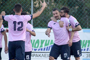 Οι παίκτες της Δαμάστας πανηγυρίζουν το γκολ του Τριανταφύλλου