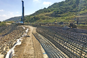 «Οπλισμένοι» πάσσαλοι για τη συγκράτηση των κατολισθήσεων και την αντιστήριξη του δρόμου της Μεσσαράς, λίγο πριν τον κόμβο της Αγίας Βαρβάρας