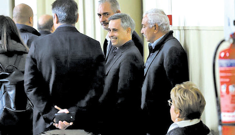 Ο Μιχάλης Λεμπιδάκης στο περιθώριο του πρωτοβάθμιου δικαστηρίου