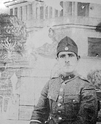 Ο Γεώργιος Βασιλείου Κυριακάκης, αδερφός του Στυλιανού από τα Σταυράκια Μαλεβυζίου. Έπεσε στη διάρκεια του Ελληνοϊταλικού πολέμου.