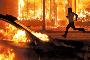 Μέρες εξέγερσης βιώνουν οι ΗΠΑ, καθώς το κίνημα διαμαρτυρίας κατά του ρατσισμού και της αστυνομικής βίας έχει εξαπλωθεί σε όλη σχεδόν τη χώρ