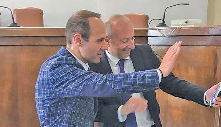 Ο εκ των συνηγόρων της υπόθεσης Βαγγέλης Στρατουδάκης (αριστερά)