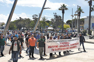 Πλήθος κόσμου συμμετείχε στη χθεσινή κινητοποίηση στο κέντρο της πόλης των μελών του Σωματείου Οδηγών Τουριστικών Λεωφορείων «ΕΡΜΗΣ».