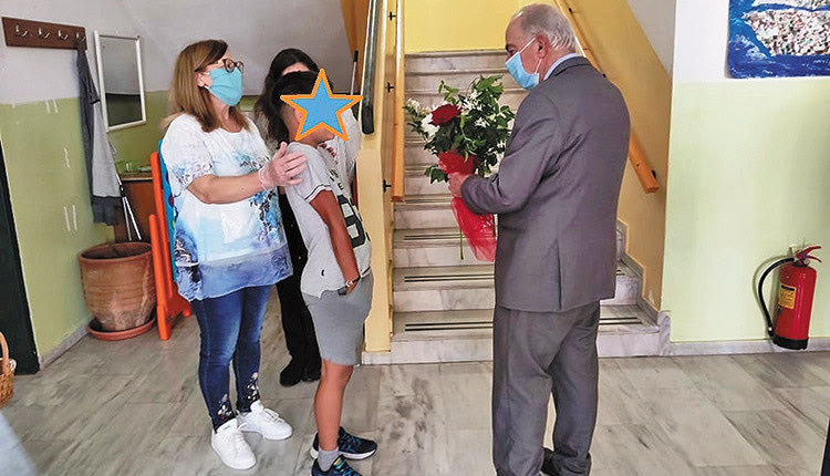Δημοτικά σχολεία και νηπιαγωγεία της πόλης επισκέφτηκε χθες ο δήμαρχος Ηρακλείου, κ. Βασίλης Λαμπρινός, με την ευκαιρία της επανεκκίνησης της πρωτοβάθμιας εκπαίδευσης.