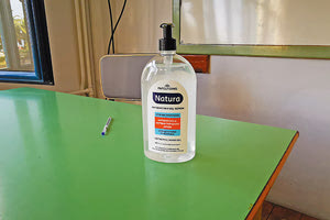 Με αντισηπτικά στις έδρες, ξεκίνησαν χθες, ξανά, τα δημοτικά και νηπιαγωγεία