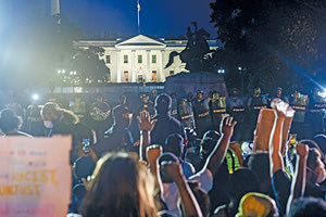 Στις φλόγες τυλίγονται οι ΗΠΑ, ο Αμερικανός πρόεδρος φυγαδεύεται και διαδηλώσεις οργανώνονται σε διάφορα σημεία του πλανήτη.