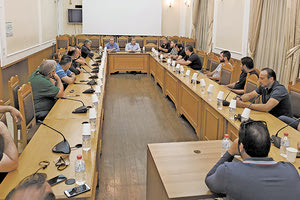 ο Περιφερειάρχης Κρήτης Σταύρος Αρναουτάκης, στο πλαίσιο συνάντησης που πραγματοποιήθηκε στην Περιφέρεια με εκπροσώπους των αγροτών