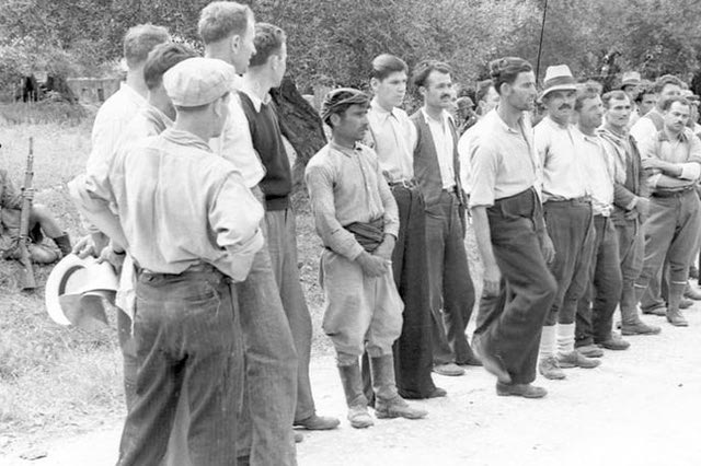 Η φωτογραφία της ημέρας: H εκτέλεση των ανδρών του χωριού Κοντομαρί Χανίων, τον Ιούνιο του 1941