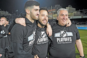 Ο Μπούσης με τον γιο του και τον Α. Παλυβό