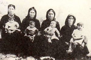 Η φωτογραφία της ημέρας: Ανώγεια 1930. Οι τέσσερις παντρεμένες κόρες του Γιώργη Σκουλά.