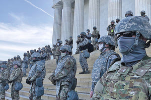 Η Νέα Υόρκη θυμίζει οχηρό από τις νέες συνέπειες του κύματος οργής που έχει ξεσπάσει στις ΗΠΑ, μετά τον θάνατο του Τζορτζ Φλόιντ, από λευκό αστυνομικό στη Μινεάπολη