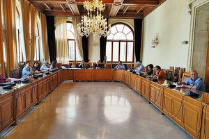 Στιγμιότυπο από τη σύσκεψη στη Λότζια για το πλάνο του μέτρου της ελεγχόμενης στάθμευσης.