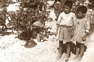 Η φωτογραφία της ημέρας: Οκτώβριος 1941. Δύο παιδιά μπροστά σε τάφους Βρετανών στρατιωτών στο Ηράκλειο