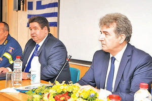 ο αρχηγός της Αστυνομίας Μ. Καραμαλάκης και ο ο κ. Χρυσοχοΐδης στην παρουσίαση για την αντιμετώπιση της έξαρσης της εγκληματικότητας και παραβατικότητας που καταγράφεται στον Μυλοπόταμο