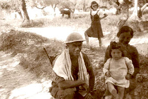 Η φωτογραφία της ημέρας: Κρήτη, Μάιος 1941. Νεοζηλανδός στρατιώτης φωτογραφίζεται με μια γυναίκα και το μικρό κορίτσι της