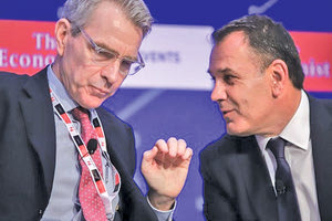 ο αμερικανός πρεσβευτής στην Αθήνα Τζέφρι Πάιατ μαζί με τον υπουργό Εθνικής Άμυνας Ν. Παναγιωτόπουλο