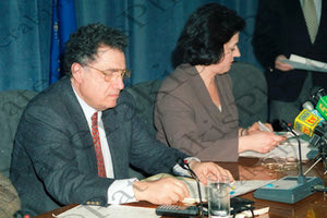 Ο Γ. Μπιρδιμήρης ως διοικητής της ΔΕΗ και ή Βάσω Παπανδρέου εξαγγέλλουν τη σύνδεση Πελοποννήσου Κρήτης το 1989