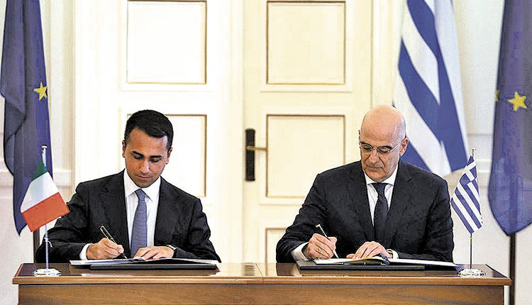 Μια ιστορική συμφωνία για την οριοθέτηση των ΑΟΖ υπέγραψαν Ελλάδα και Ιταλία