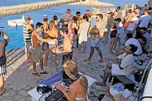 εικόνες συνωστισμού, όπως αυτές στο μπιτς μπαρ της Μυκόνου