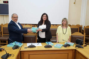 Η Περιφέρεια Κρήτης προσφέρει τάμπλετ σε σχολεία του Ηρακλείου