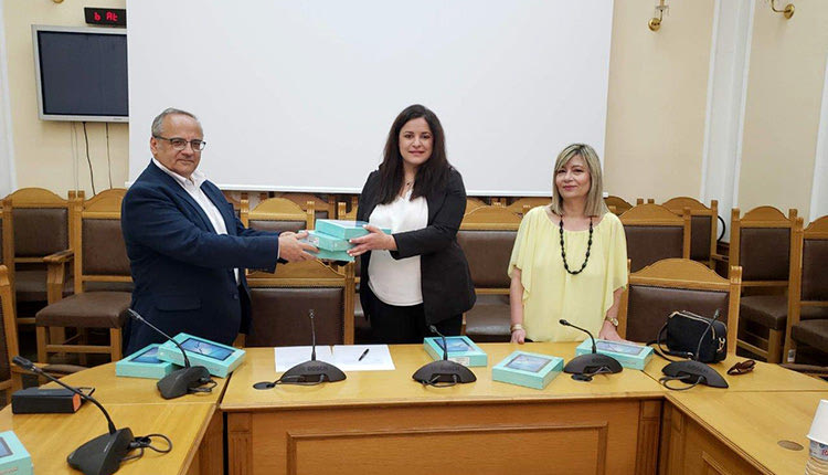 Η Περιφέρεια Κρήτης προσφέρει τάμπλετ σε σχολεία του Ηρακλείου