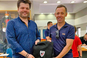 ΠΑΡΑΜΕΝΕΙ ΚΑΤΟΙΚΟΣ ΚΥΠΡΟΥ Ο ΕΜΠΕΙΡΟΣ ΠΑΙΚΤΗΣ: Μια ανάσα από την Ομόνοια ο Παπουλής Κάτοικος Κύπρου θα παραμείνει όπως όλα δείχνουν, ο Φώτης Παπουλής. Για τον έμπειρο επιθετικό που έμεινε ελεύθερος από τον Απόλλωνα Λεμεσού, είχε εκφράσει φιλολογικό ενδιαφέρον ο ΟΦΗ, ωστόσο η πρόταση της Ομόνοιας που του χρόνου θα συμμετάσχει στο Τσάμπιονς Λιγκ, ήταν πιο δελεαστική. Όπως αναφέρει το κυπριακό site goal.philenews.com: «Σε προχωρημένο στάδιο συζητήσεων βρίσκεται η Ομόνοια για την προσθήκη του Φώτη Παπουλή. Προκύπτει πρόσφορο έδαφος, ώστε η συμφωνία να επικυρωθεί και ο έμπειρος επιθετικός να φορέσει τη φανέλα με το τριφύλλι στο στήθος. Ομόνοια και Φώτης Παπουλής, όπως όλα δείχνουν, δίνουν τα χέρια». Αλλαγή σκυτάλης και επίσημα στον ΟΦΑΜ, με τον Μαρίνο Μερονιανάκη να διαδέχεται στην ηγεσία του σωματείου μετά από 4 χρόνια, τον Νίκο Αγιομυργιαννάκη.