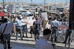 Αντιμέτωπος με τις σφοδρές αντιδράσεις που πυροδοτεί το περιβαλλοντικό νομοσχέδιο που φέρει το όνομα του βρέθηκε ο υπουργός Ενέργειας και Περιβάλλοντος Κωστής Χατζηδάκης