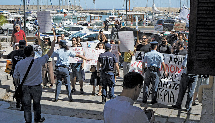 Αντιμέτωπος με τις σφοδρές αντιδράσεις που πυροδοτεί το περιβαλλοντικό νομοσχέδιο που φέρει το όνομα του βρέθηκε ο υπουργός Ενέργειας και Περιβάλλοντος Κωστής Χατζηδάκης