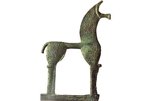 Ένα ειδώλιο αλόγου από τη Γεωμετρική Περίοδο, το οποίο είχε κλαπεί και διετίθετο προς πώληση από αμερικάνικο οίκο δημοπρασιών, επιστρέφει στην Ελλάδα έπειτα από απόφαση δικαστηρίου των ΗΠΑ.