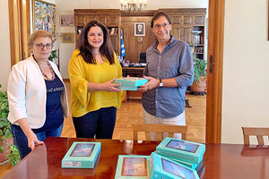 Ηλεκτρονικές συσκευές-τάμπλετ παρέδωσε η αντιπεριφερειάρχης Παιδείας Έφη Κουτεντάκη στις σχολικές μονάδες δευτεροβάθμιας εκπαίδευσης στο Ρέθυμνο.